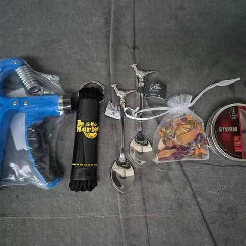 APPROXIMATELY 10 ASSORTED HOUSEHOLD ITEMS TO INCLUDE HAND GRIP TRAINER, ETC