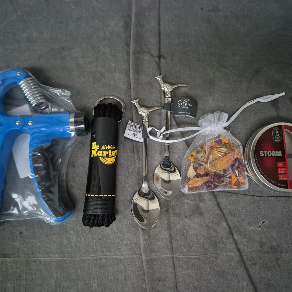 APPROXIMATELY 10 ASSORTED HOUSEHOLD ITEMS TO INCLUDE HAND GRIP TRAINER, ETC