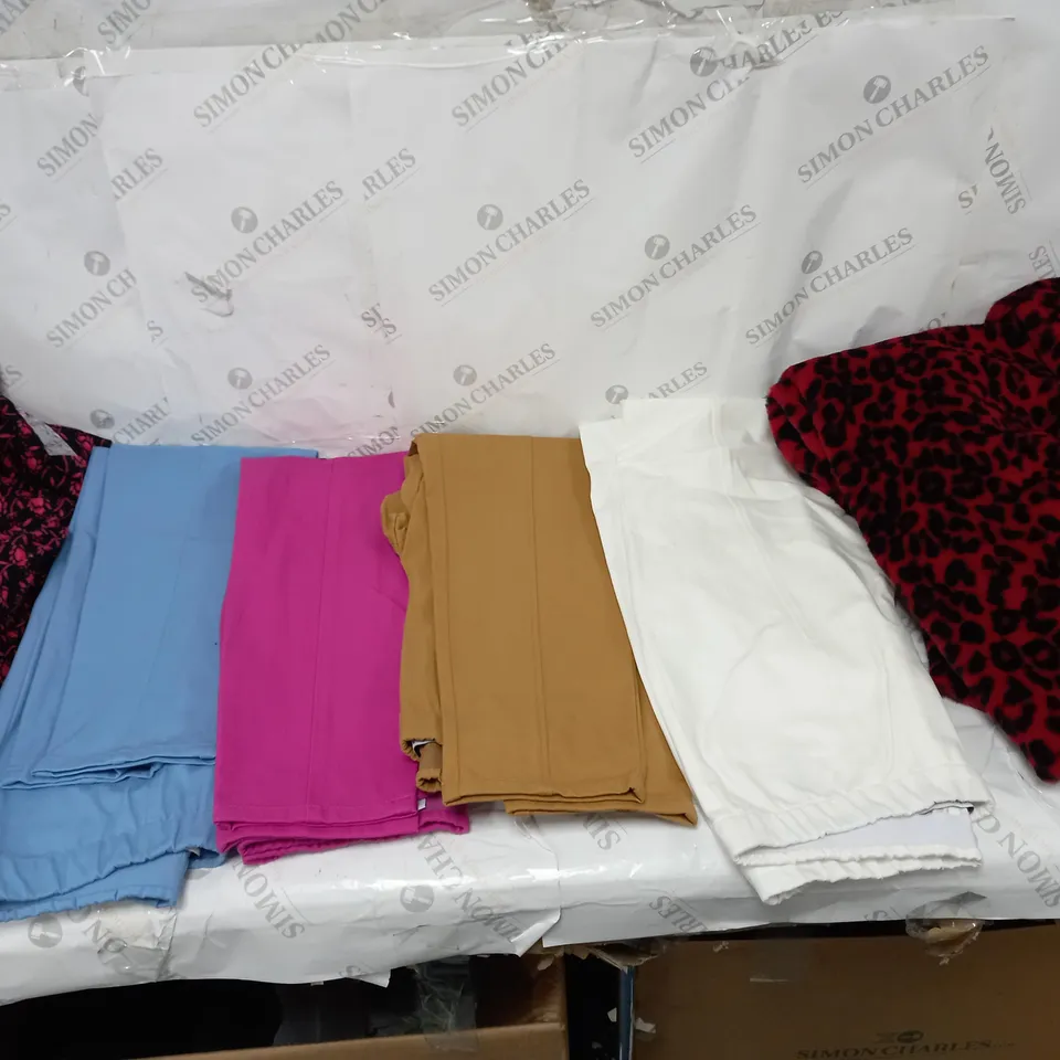 LOT OF APPROXIMATELY 30 CLOTHING PIECES TO INCLUDE ISAACMIZRAHLIVE PANTS, MONSOON FLORAL MEDIUM DRESS, AND JULIEN MACDONALD LADYBUG COAT ETC.