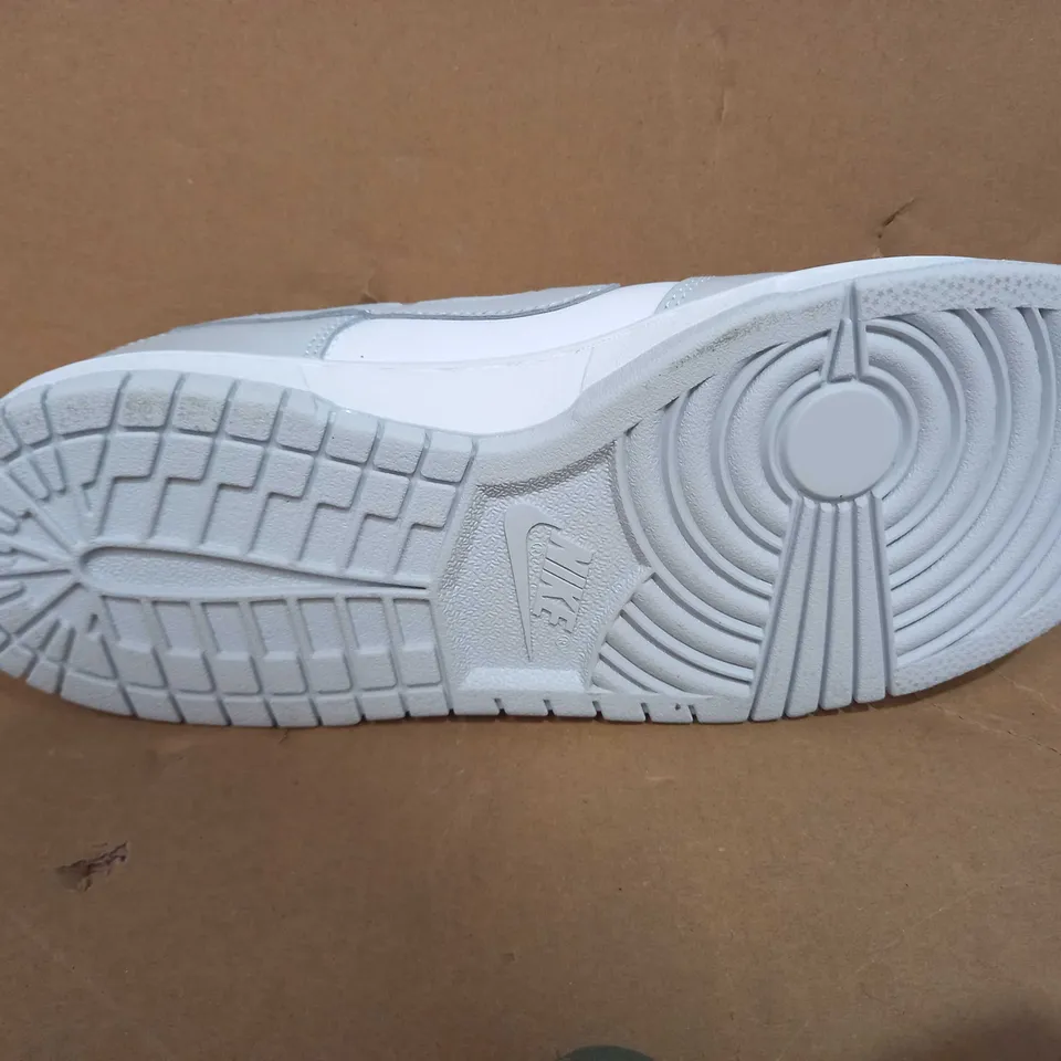 PAIR OF DESIGNER TRAINERS IN WHITE/GREY IN THE STYLE OF NIKE SIZE UNSPECIFIED
