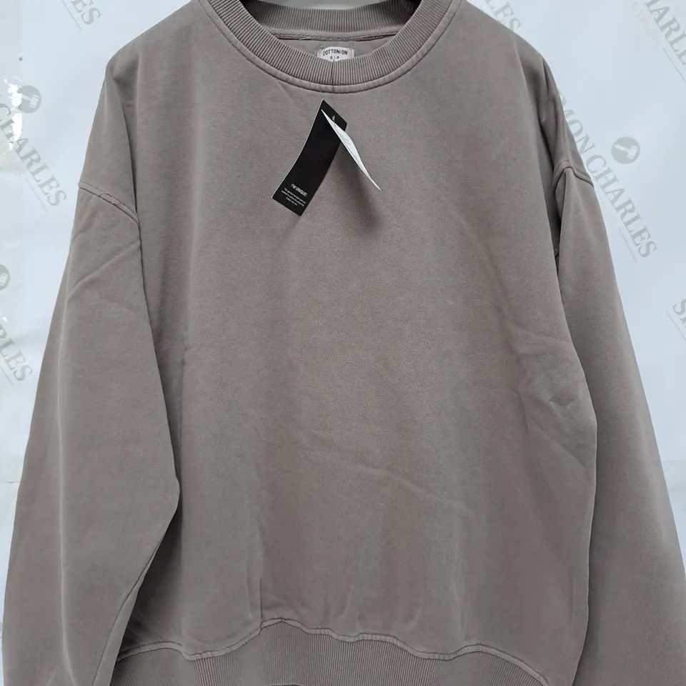 10 ASSORTED NEW CLOTHING ITEMS TO INCLUDE CREW JUMPERS, TRACKSUIT BOTTOMS, JEANS, ETC