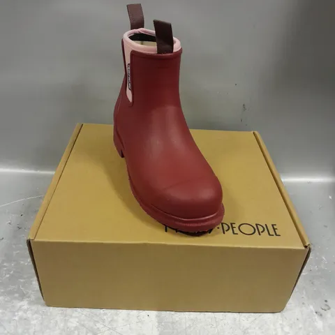 BOXED PAIR OF MERRY PEOPLE BOBBI BOOT IN BEETROOT/PINK SIZE UK 6