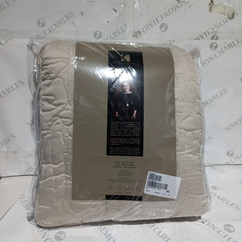 BOXED KELLY HOPPEN GEO BEDSPREAD AND SHAMS IN LATTE - DOUBLE 