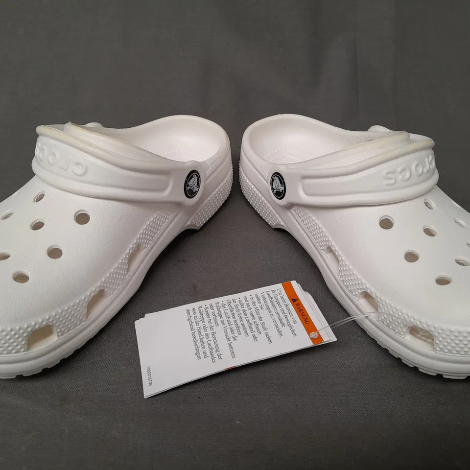 PAIR OF CROCS CLASSIC KID'S CLOGS IN WHITE EU SIZE 32-33