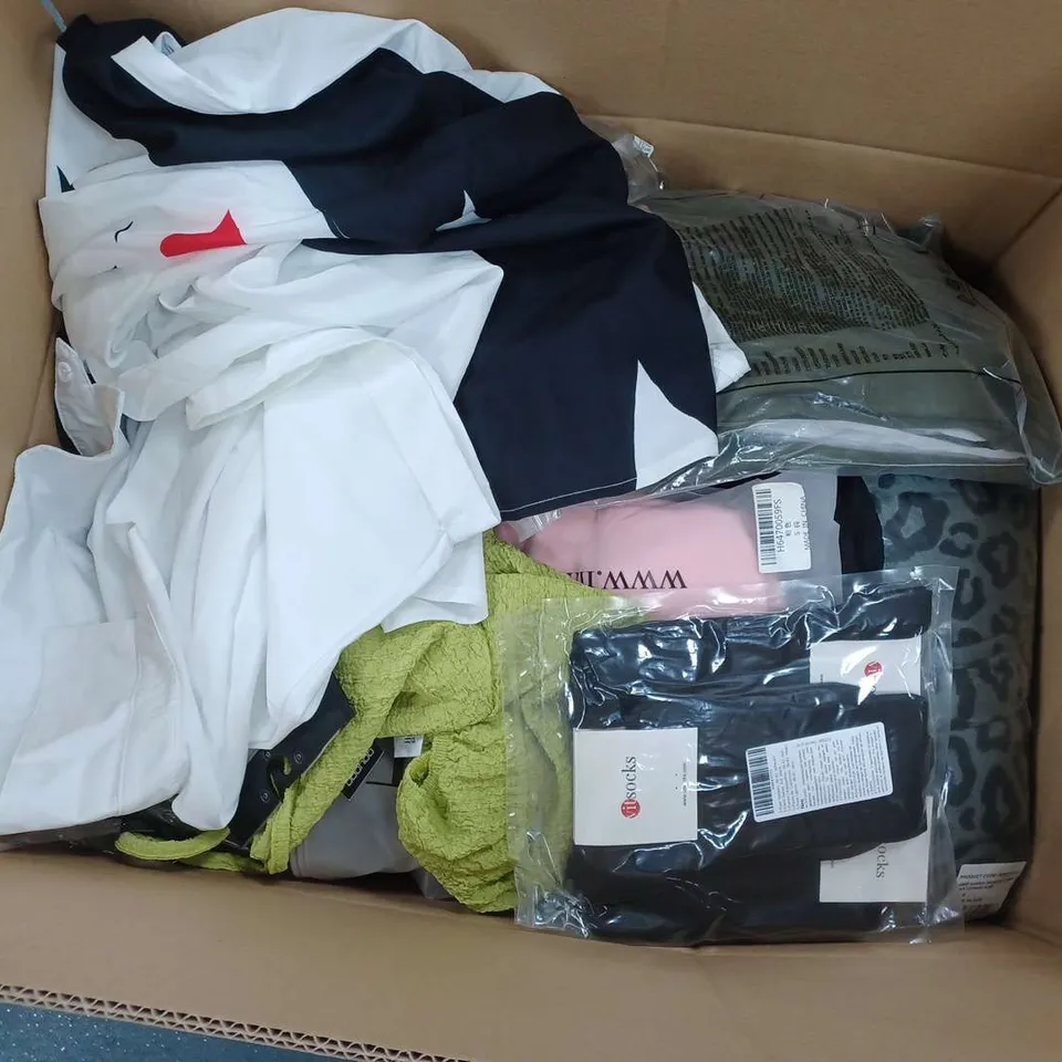 LARGE QAUNTIITY OF ASSORTED CLOTHING ITEMS TO INCLUDE DRESSES, GILETS, T-SHIRTS, ETC