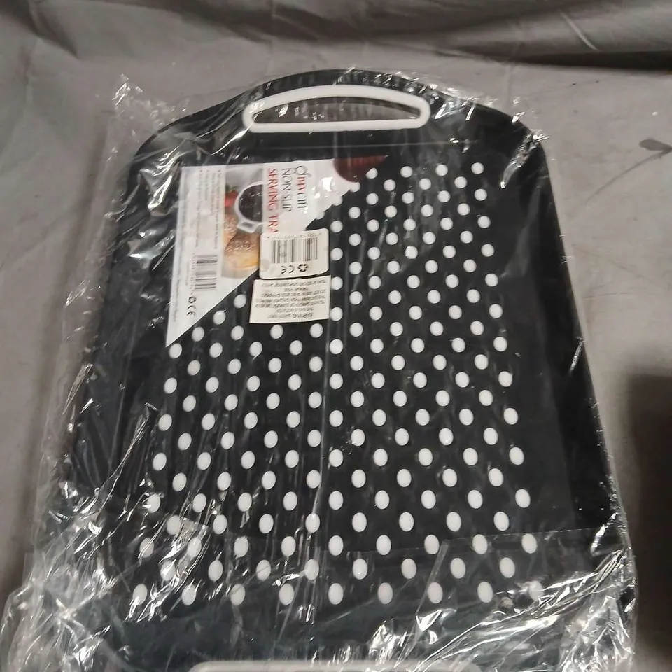 BOX OF ASSORTED HOUSEHOLD ITEMS INCLUDING PACK OF 5 KITCHEN TOWELS AND NON SLIP TRAY