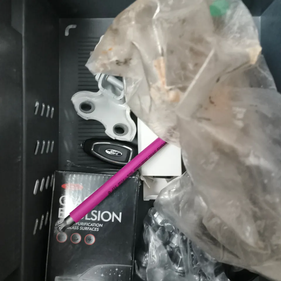 APPROXIMATELY 10 ASSORTED VEHICLE PARTS/ACCESSORIES TO INCLUDE NANO CLOTH, GLASS EMULSION, INFLATING NEEDLES ETC 