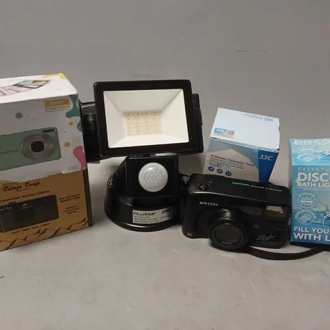 APPROXIMATELY 10 ASSORTED ITEMS TO INCLUDE DISCO BATH LIGHT, ALUSSO LIGHT, MIRANDA CAMERA, ETC