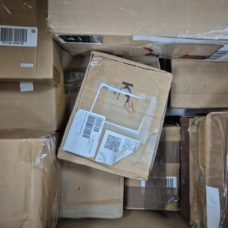 BOX OF APPROXIMATELY 20 ASSORTED HOUSEHOLD ITEMS TO INCLUDE FACIAL SHAVER, PILLOWCASES, ETC - COLLECTION ONLY