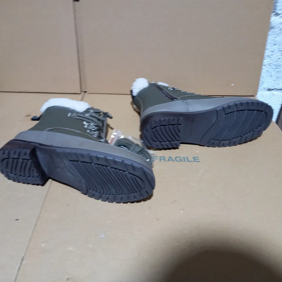 EMU AUSTRALIA OKAB DARK OLIVE BOOT SIZE 5 