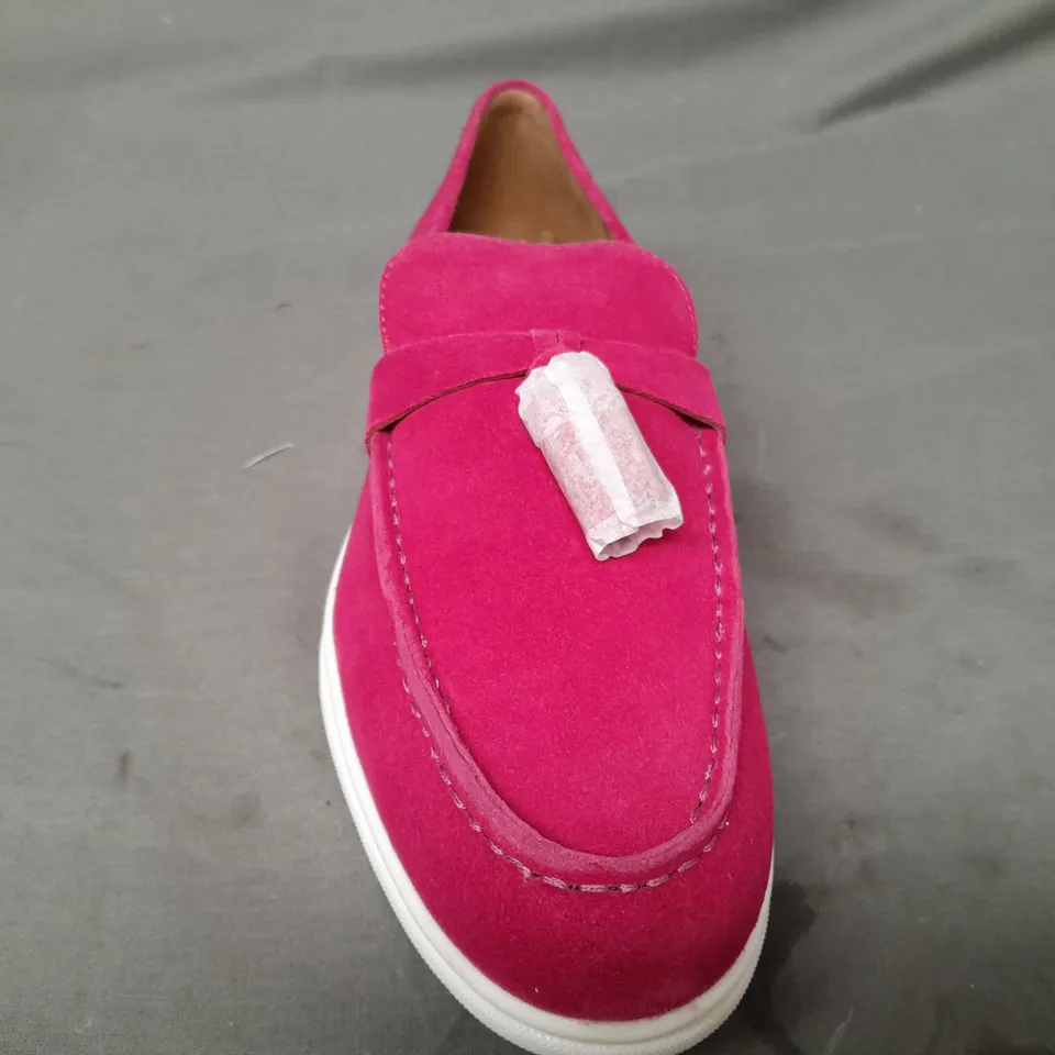 BOXED PAIR OF HOTTER LOAFERS W. TASSEL IN PINK UK SIZE 8