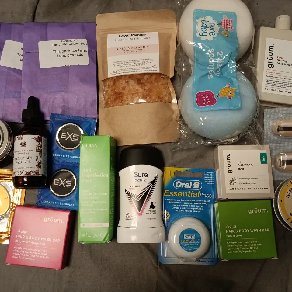 LOT OF APPROXIMATELY 20 ASSORTED HEALTH AND BEAUTY ITEMS TO INCLUDE KUMUMADI FACE OIL, SALT BATH SOAK AND GRUM SOA