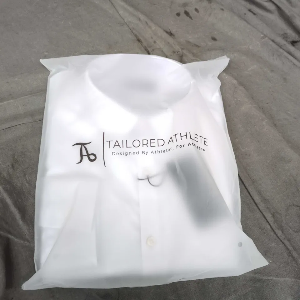 DRESS SHIRT IN WHITE – SIZE M TAILORED ATHLETE 