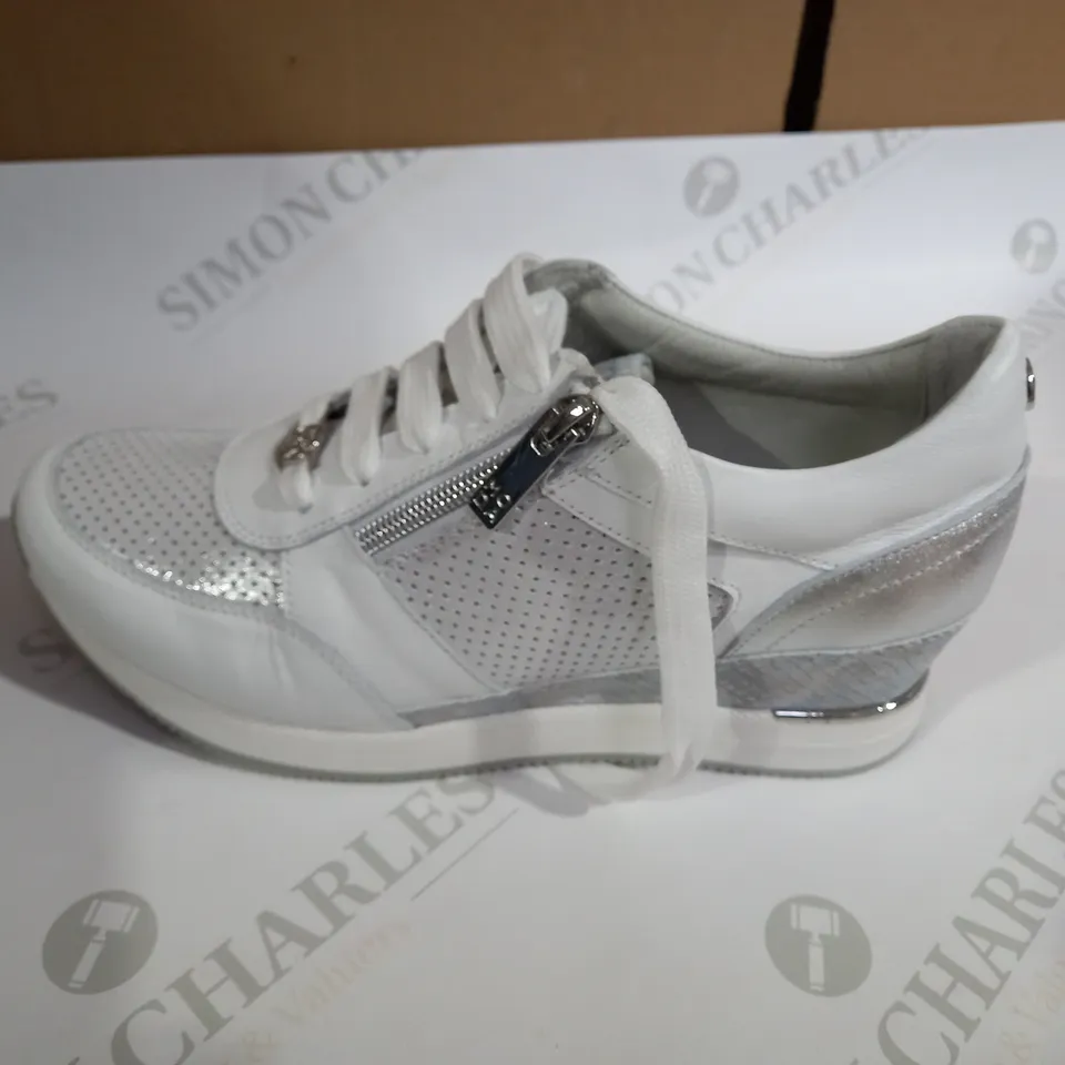 MODA WHITE TRAINERS SIZE 6