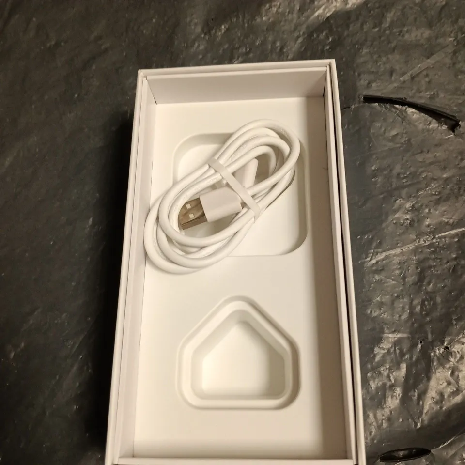 APPLE IPHONE 6 4.7-INCH SILVER – WITH USB CHARGING CABLE IN BOX