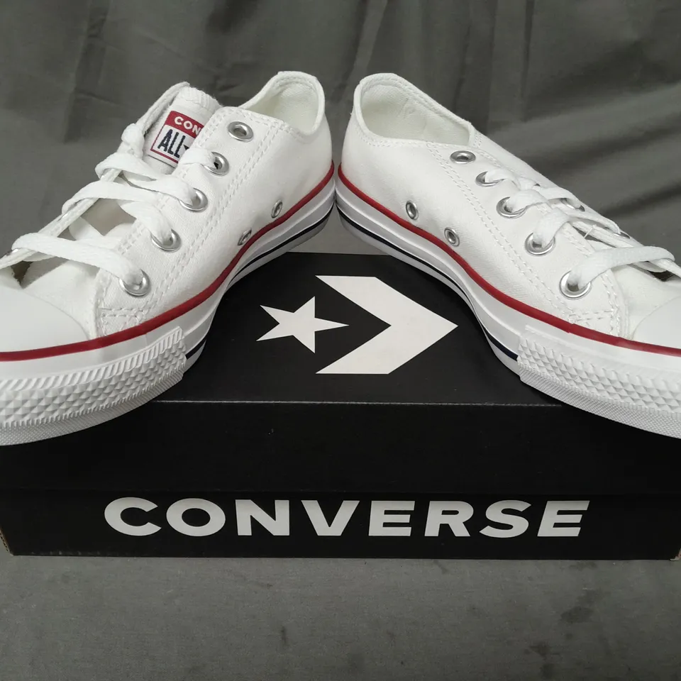BOXED PAIR OF CONVERSE ALL STAR LOW SHOES IN WHITE UK SIZE 3