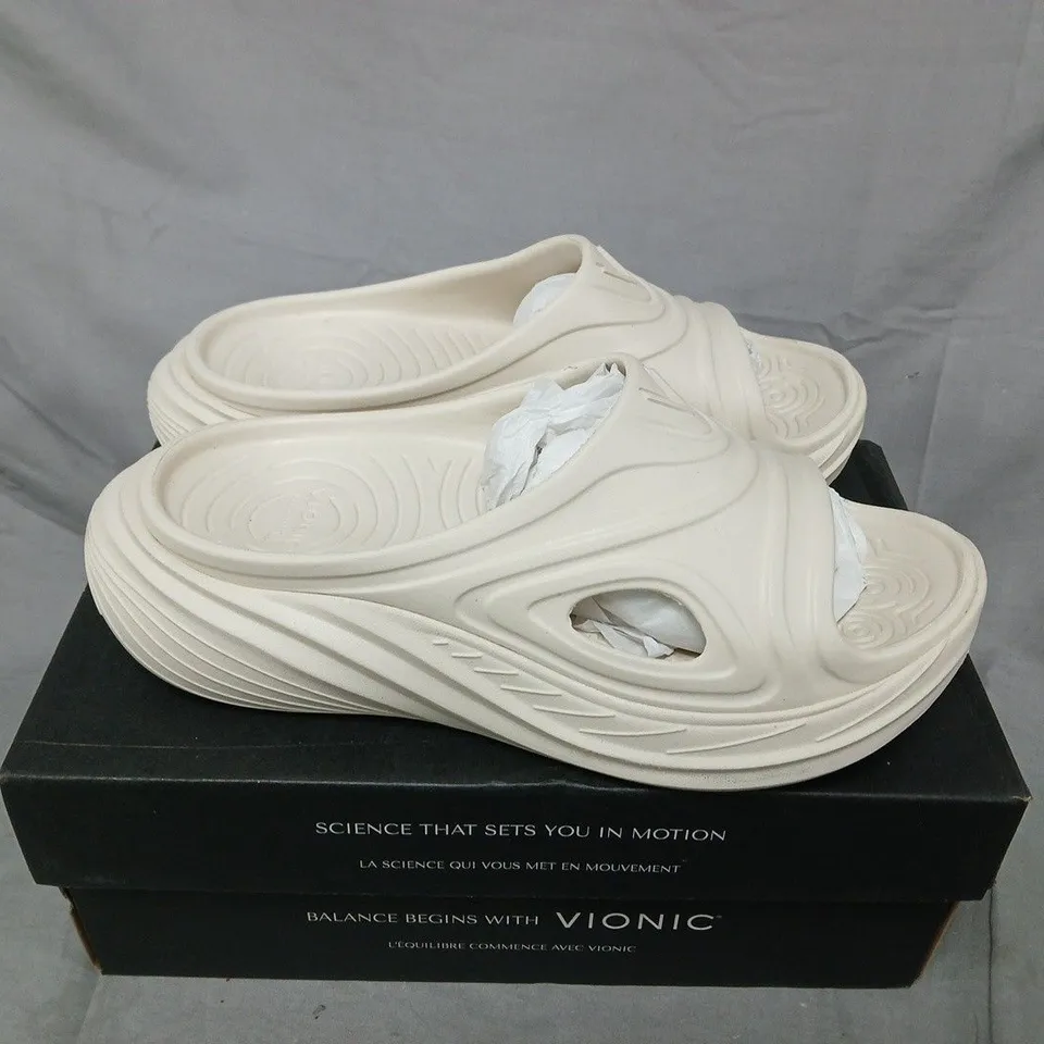 BOXED PAIR OF VIONIC MONSTER COVE SHOES IN CREAM SIZE 6