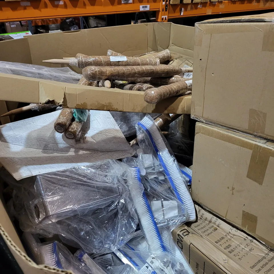 PALLET OF A SIGNIFICANT QUANTITY OF ASSORTED ITEMS TO INCLUDE METAL WIRE FRAME FOOD ORGANISER, BRUSH HEADS, COLLAPSIBLE FABRIC STORAGE BOX, MDESIGN FLAT PACK BEDSIDE TABLE, ETC