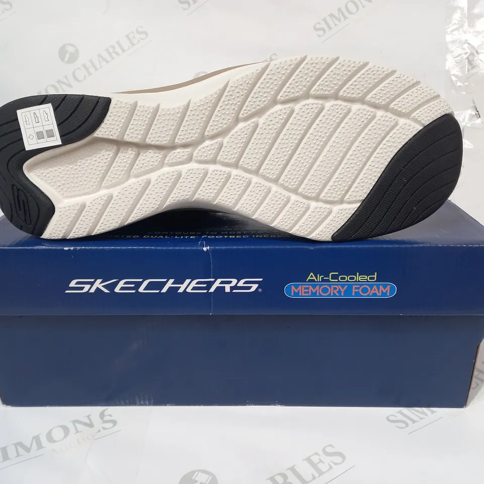 BOXED PAIR OF SKECHERS AIR-COOLED MEMORY FOAM SHOES IN BLACK UK SIZE 12