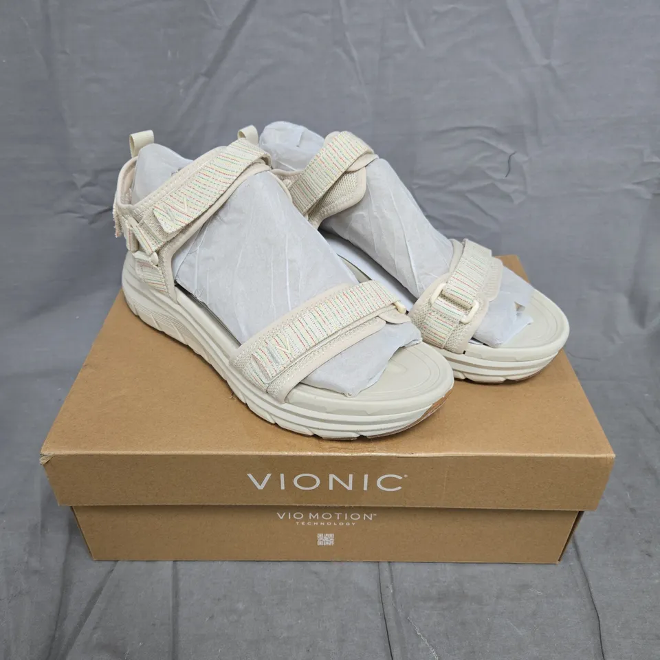 BOXED PAIR OF VIONIC WALK MAX SANDALS IN CREAM SIZE 6.5