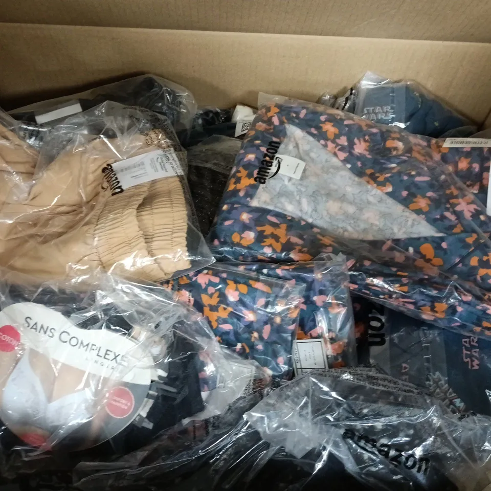 APPROXIMATELY 30 ASSORTED CLOTHING PRODUCTS IN VARIOUS SIZES TO INCLUDE AMAZON, STAR WARS, SANS COMPLEXE, ETC - COLLECTION ONLY