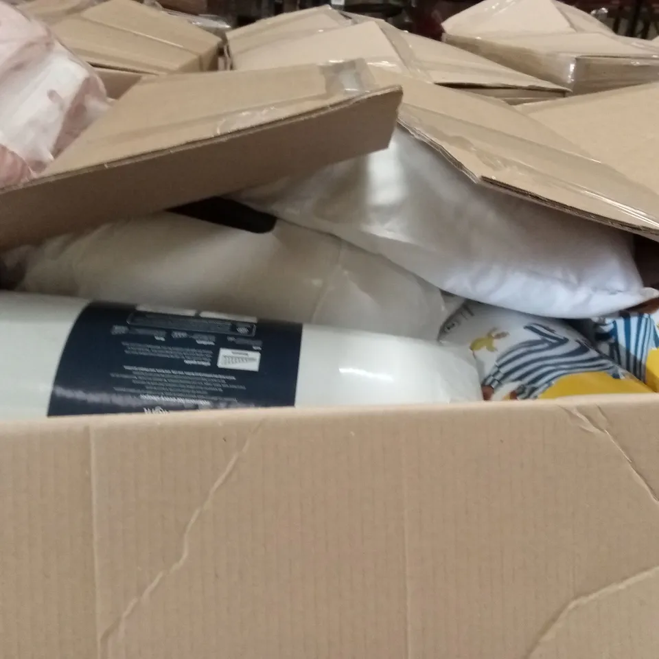 PALLET CONTAINING A LARGE QUANTITY OF BEDDING PRODUCTS