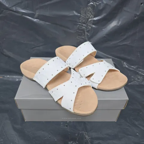 BOXED PAIR OF VIONIC OPEN TOES SANDALS IN WHITE SIZE 6