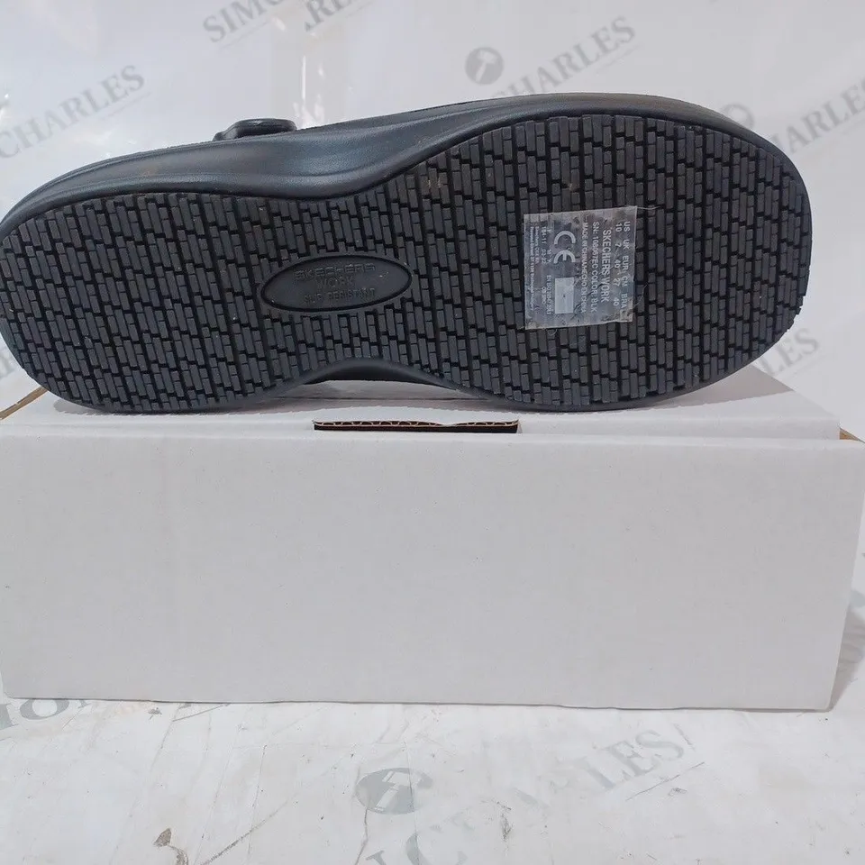 BOXED PAIR OF SKECHERS ARCHFIT CLOGS IN BLACK SIZE 7