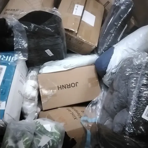 A PALLET CONTAINING A LARGE QUANTITY OF ASSORTED PILLOWS ETC