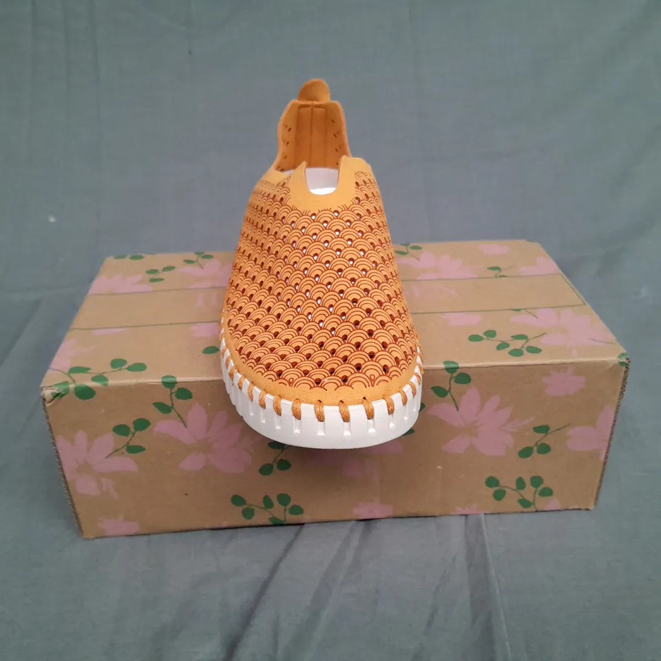 BOXED PAIR OF ILSE JACOBSEN TULIP GOLDEN NUGGET SIZE 39 