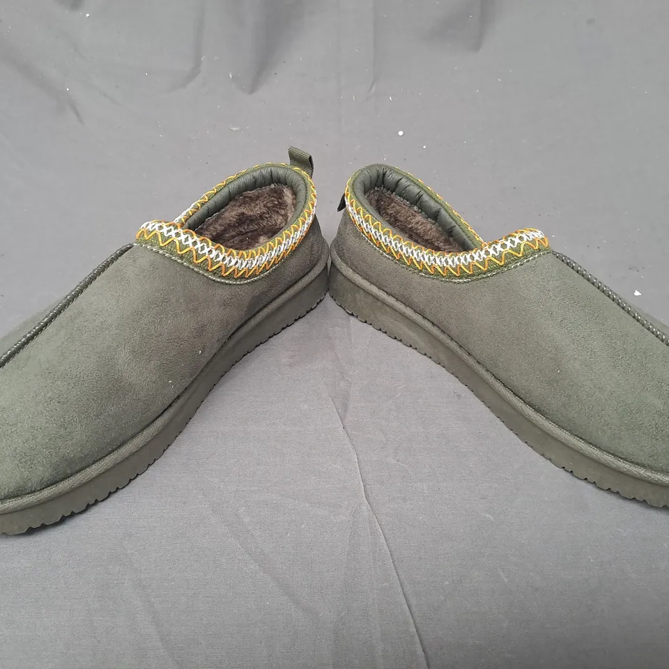 BOXED PAIR OF DESIGNER FAUX FUR SLIP0ON SHOES IN GREEN EU SIZE 41