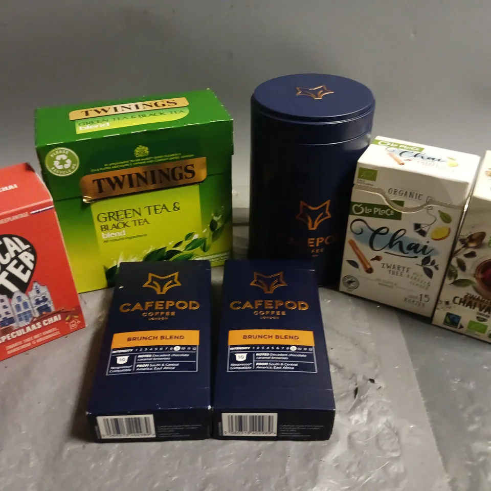 APPROXIMATELY 6 ASSORTED COFFEE & TEA PRODUCTS TO INCLUDE CAFEPOD BRUNCH BLEND, TWININGS GREEN TEA & BLACK TEA, JUMBO LOGISCH CHAI VANILLE, ETC