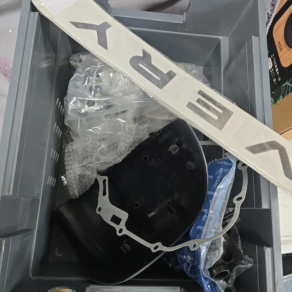 BOX OF ASSORTED CAR ITEMS TO INCLUDE - BRAKE CALIPER - PRESSURE GAUGE - TOOLS 