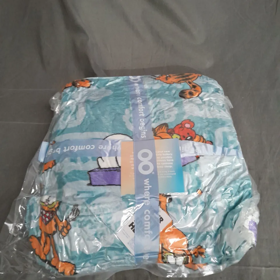 SEALED OODIE OVERSIZED HOODED BLANKET - GARFIELD 