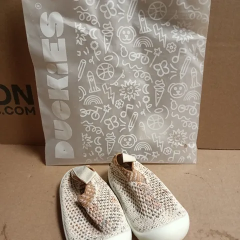 PAIR OF DUCKIES SLIP-ON BABIES SHOES IN COOKIE FLECK - 4