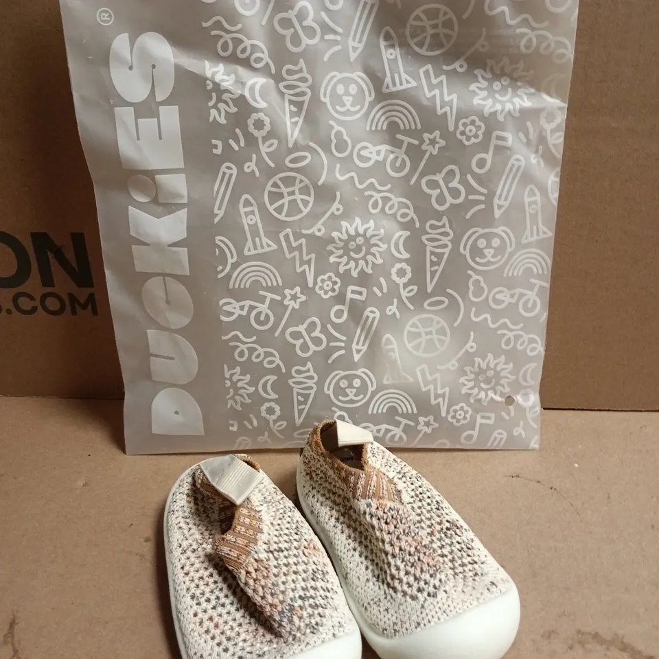 PAIR OF DUCKIES SLIP-ON BABIES SHOES IN COOKIE FLECK - 4