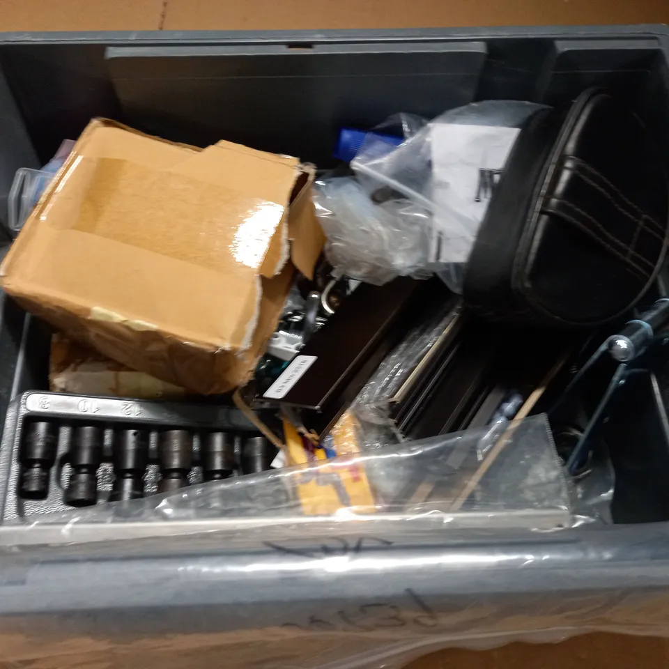LOT OF ASSORTED FITTING AND FIXTURE ITEMS