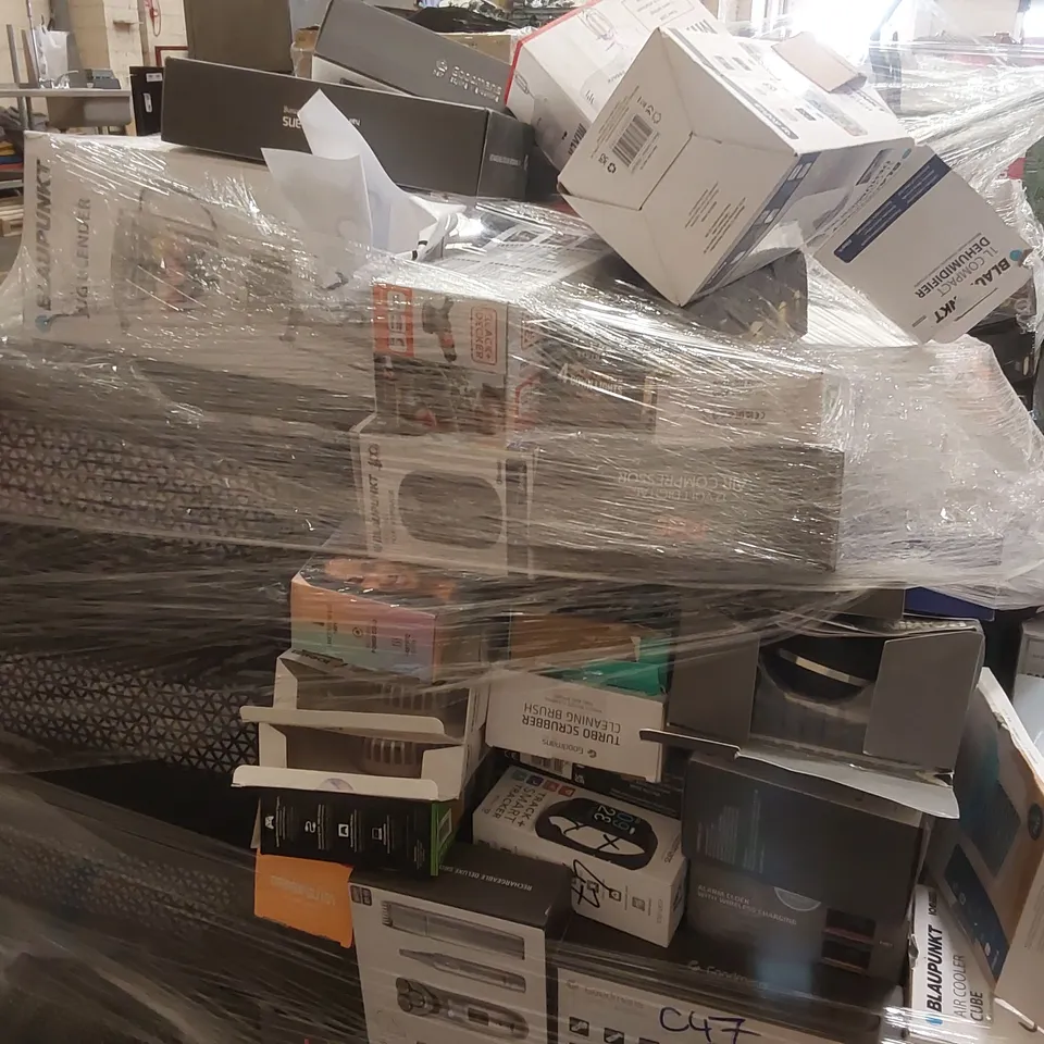 PALLET CONTAINING A LARGE ASSORTMENT OF UNCHECKED ELECTRICAL PRODUCTS INCLUDING: DAB DIGITAL/FM RADIOS, GROOMING KITS, GLASS JUG BLENDER, LIGHTS, GAMING HEADSET, SMART WATCH ECT