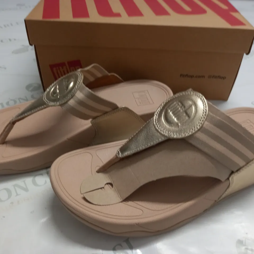 BOXED PAIR OF FITFLOPS WALKSTAR TOR POST SANDALS IN PLATINO - UK 7