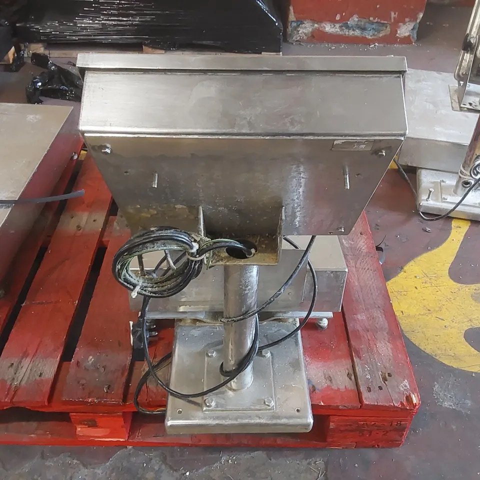 AVERY BERKEL COMMERCIAL SCALE