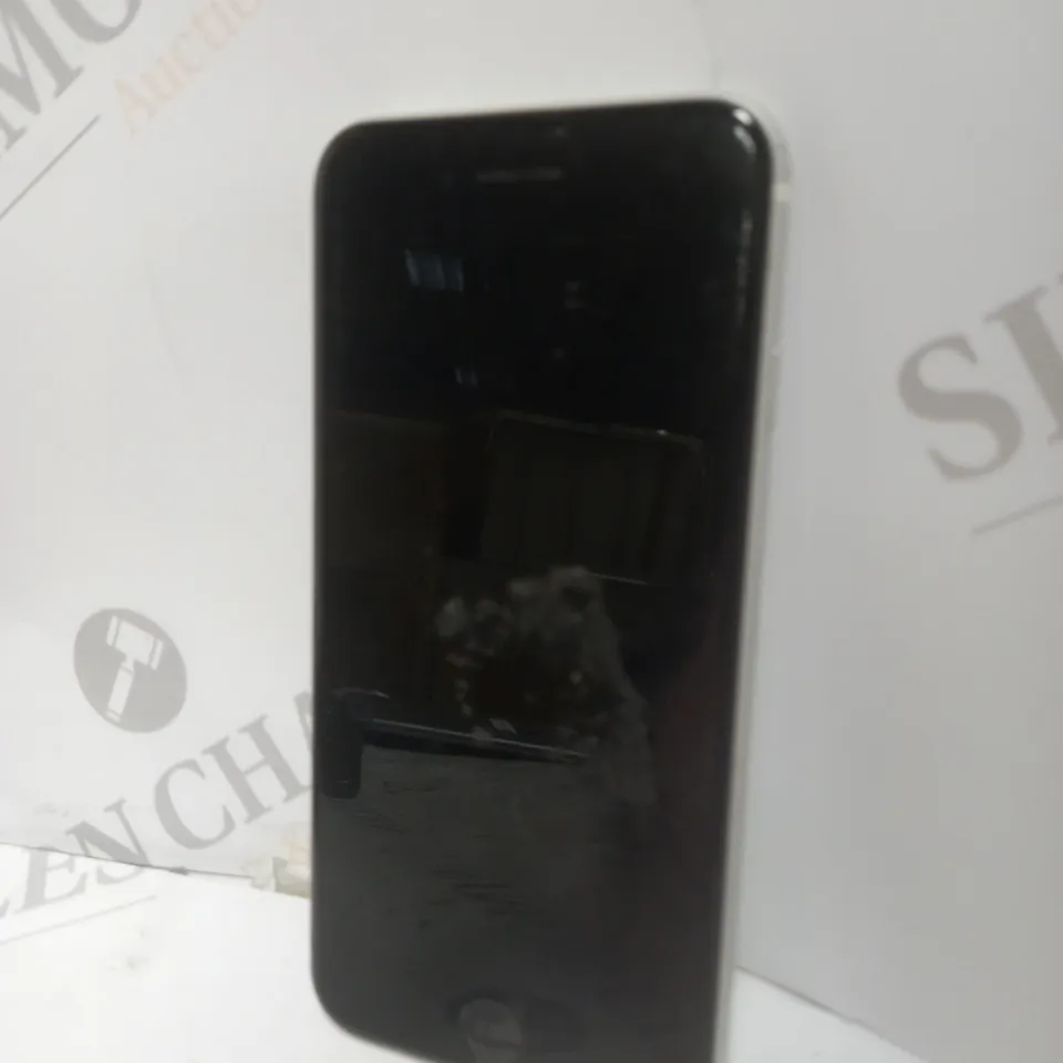 APPLE IPHONE SE SMARTPHONE IN WHITE 