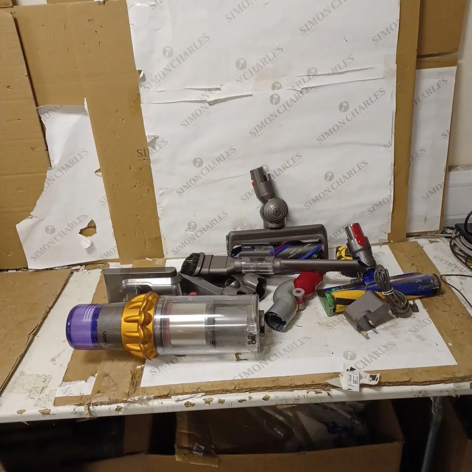DYSON V15 DETECT HOOVER