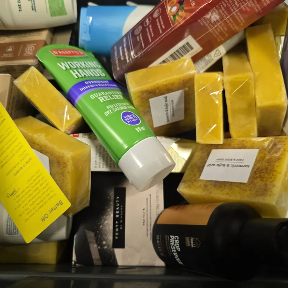 APPROXIMATELY 15 ASSORTED HEALTH & BEAUTY ITEMS TO INCLUDE - GIVE ME CONDITIONER , GIVE ME SHAMPOO , COLORWOW MONEY MIST ETC
