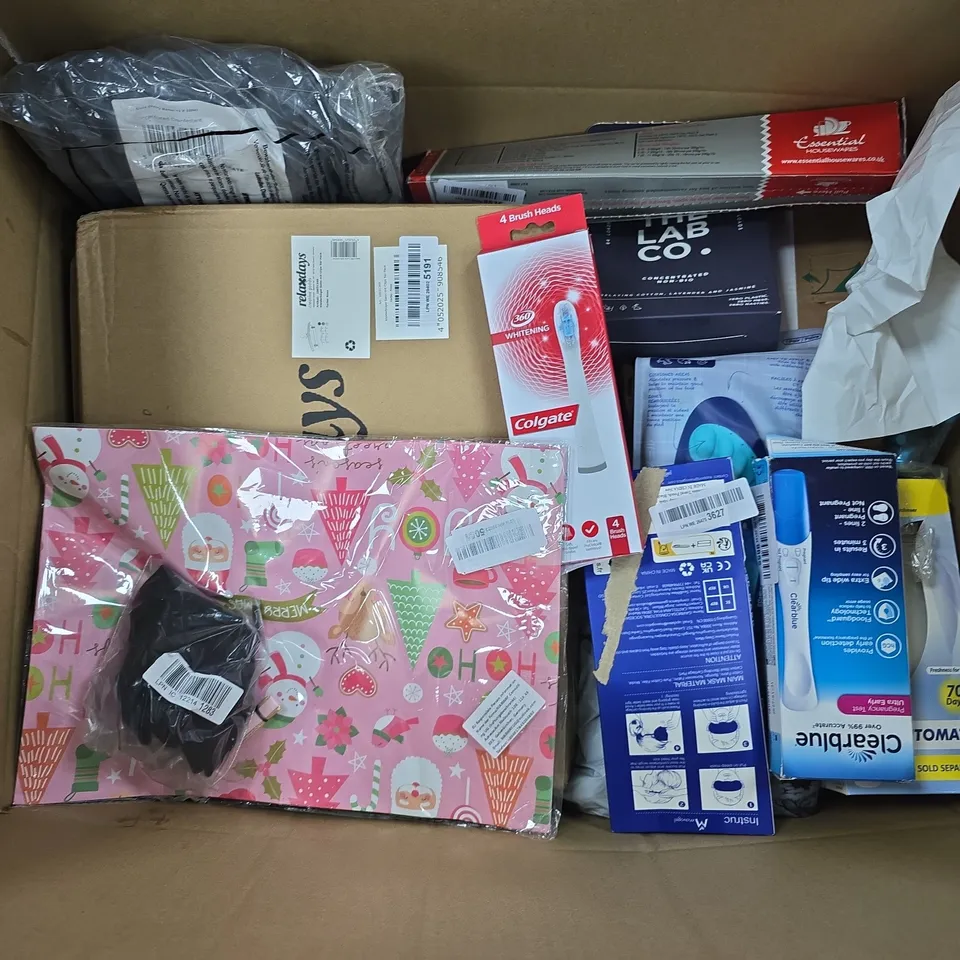 APPROXIMATELY 20 ASSORTED HOUSEHOLD ITEMS TO INCLUDE LAUNDRY DETERGENT STRIPS, SHOE INSOLES, SLEEP MASK, ETC - COLLECTION ONLY