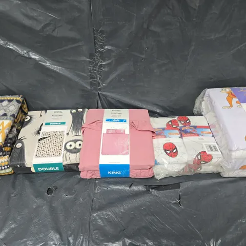 BOX OF APPROXIMATELY 12 ASSORTED BEDDING & SOFT FABRICS ITEMS TO INCLUDE - DUVET SET - FITTED SHEET ETC. 