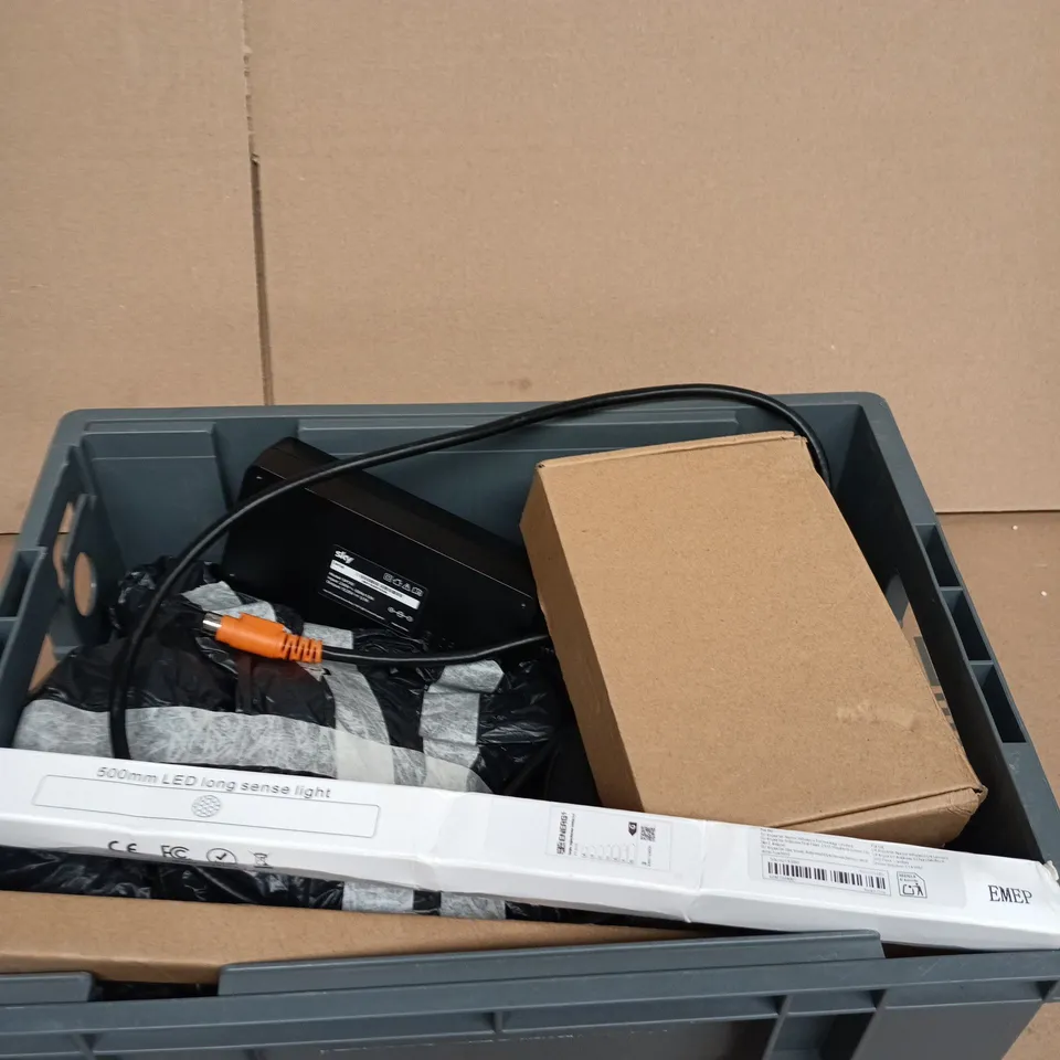 TOTE OF APPROXIMATELY 5 ASSORTED ITEMS INCLUDING 500MM LED LONG SENSE LIGHT, 65W AC ADAPTER AND SKY POWER BOX SUPPLY