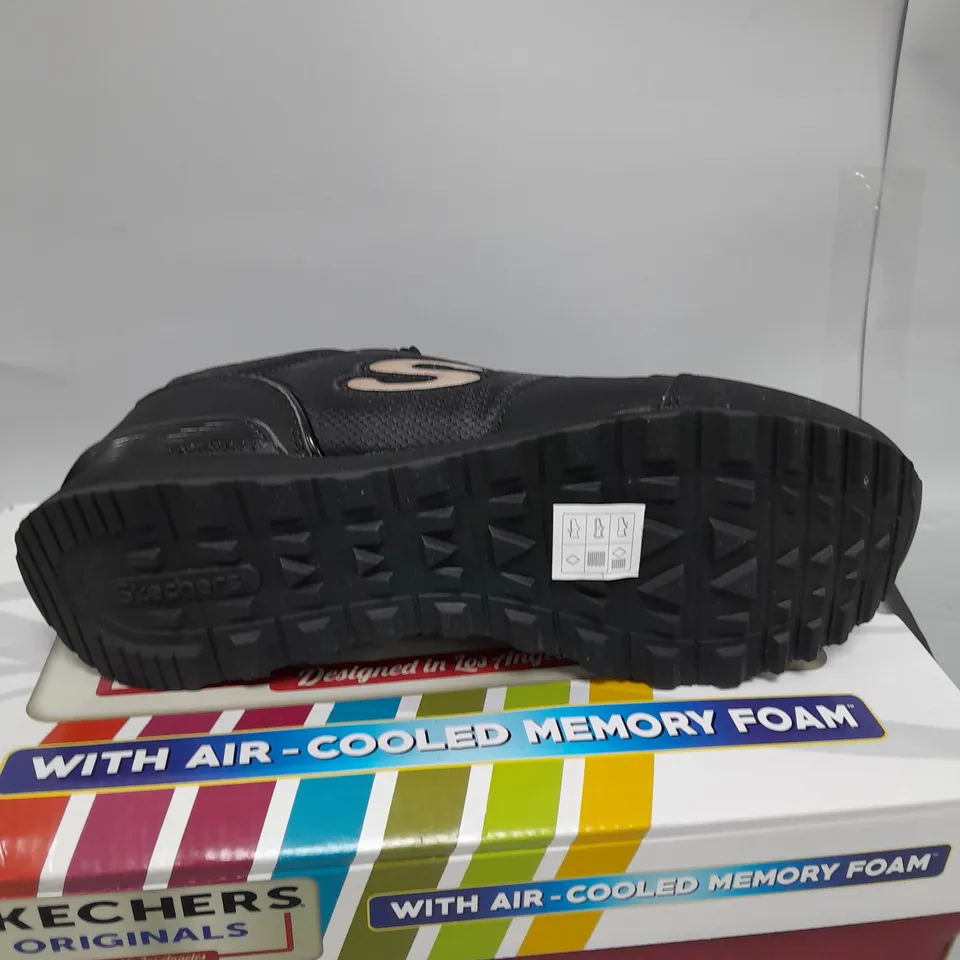 BOXED PAIR OF SKECHERS TRAINERS BLACK SIZE 6 1/2