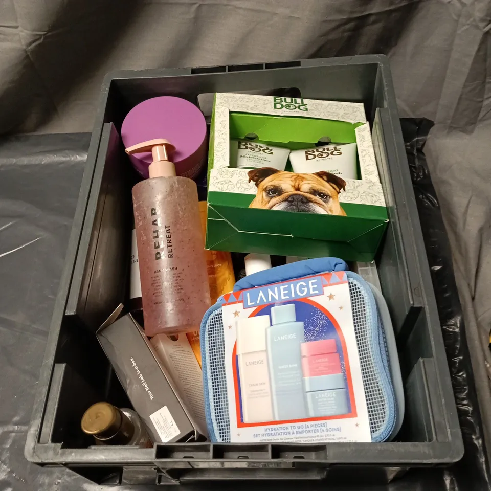 APPROXIMATELY 20 ASSORTED COSMETIC ITEMS INCLUDING BULL DOG GIFT SET, REHAB RETREAT HAND WASH, NAIL EXTENSION GEL, NEALS YARD ME TIME RITUAL ETC