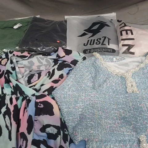 APPROX 20 ASSORTED CLOTHING ITEMS TO INCLUDE T-SHIRTS, DRESSES, SHORTS ETC