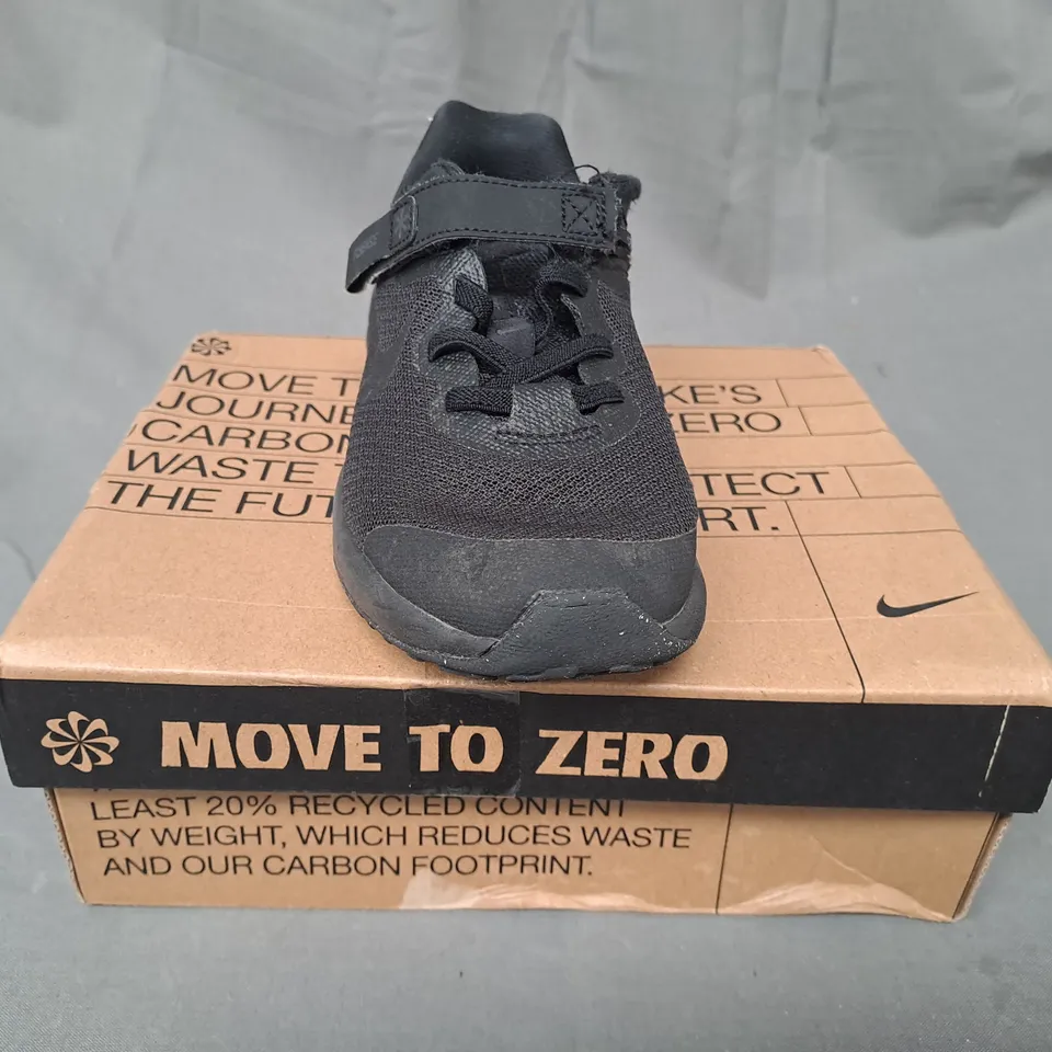 BOXED PAIR OF NIKE REVOLUTION 6 FLYEASE KIDS SHOES IN BLACK UK SIZE 11